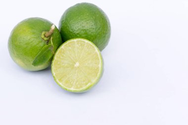 Beyaz arkaplanda taze limon