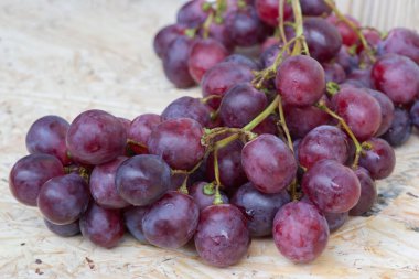 Tahta tabakta kırmızı üzüm demetleri