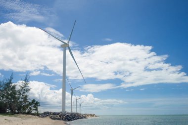 Su parkında kıyı enerjisi için rüzgar türbini