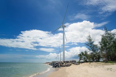 Su parkında kıyı enerjisi için rüzgar türbini