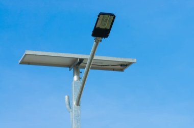 LED sokak lambası güneş pili ile güzel gökyüzü arka planına sahip