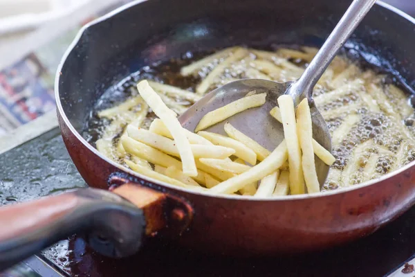 ホットオイルで沸騰したフランスのフライ — ストック写真