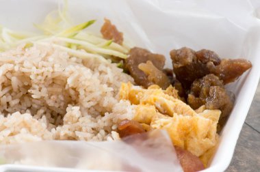 Köpük tepside karides ezmesiyle karıştırılmış yakın pirinç.