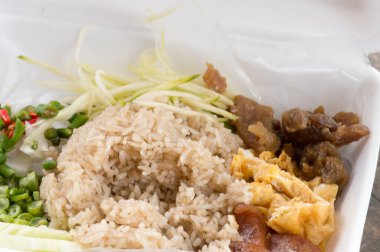 Köpük tepside karides ezmesiyle karıştırılmış yakın pirinç.