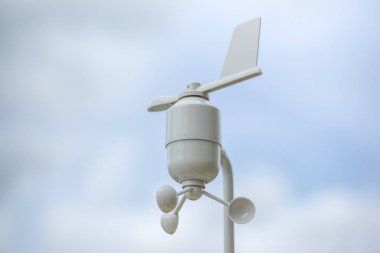 Anemometre Meteoroloji İstasyonu, arka planı bulanık rüzgar ölçer
