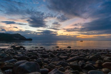 Güzel gün batımı ışığı ve kaya plajı 