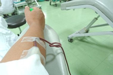 Hastanede kan bağışında bulunan silah donörü.