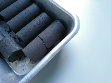 Hindistan cevizi kabuğunun kömür briketini kapat.