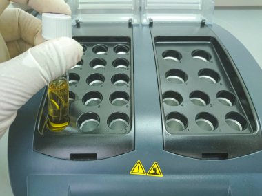 Bilim adamlarının ısı bloğuna test tüpü yerleştirmesi, kimyasal oksijen talebi, atık su analizi..