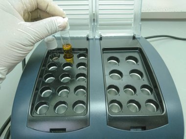 Bilim adamlarının ısı bloğuna test tüpü yerleştirmesi, kimyasal oksijen talebi, atık su analizi..