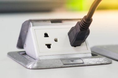 Masadaki elektrik prizi.