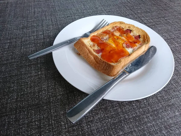 Kahvaltı Kızarmış Yumurta Jambon Peynirli Tost — Stok fotoğraf