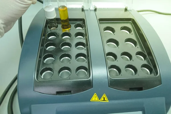 Επιστήμονας Που Τοποθετεί Δοκιμαστικό Σωλήνα Θερμοθάλαμο Χημική Ζήτηση Οξυγόνου Ανάλυση — Φωτογραφία Αρχείου