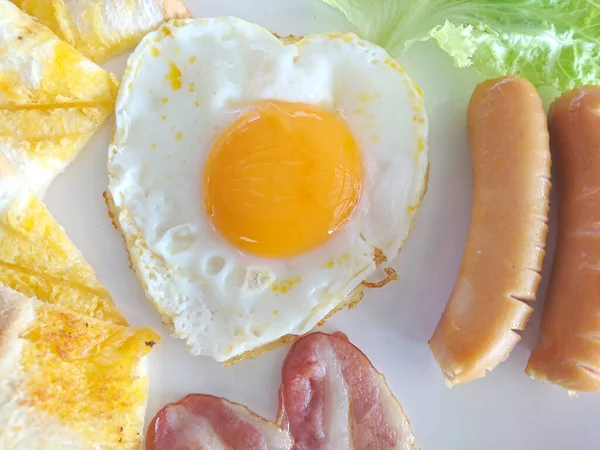 Pequeno Almoço Inglês Ovo Frito Bacon Salsicha Torrada Prato Close — Fotografia de Stock