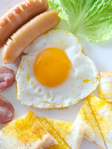 Petit Déjeuner Anglais Œufs Frits Bacon Saucisse Pain Grillé Sur — Photo