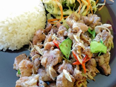 Lezzetli bitkilerle kızartılmış domuz eti.