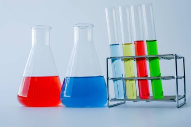 Laboratuvar, laboratuvar, analiz araştırmaları, bilimsel arka planda kimyasal deneyler için renkli sıvılarla dolu laboratuvar bardakları.