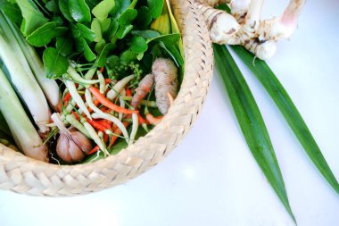 Beyaz arka planda bitki ve baharat bileşenleri