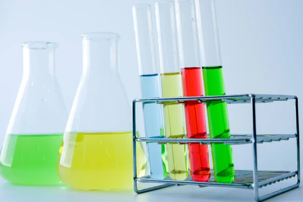 Лабораторний Скляний Посуд Барвистими Рідинами Хімічного Експерименту Лабораторії Дослідження Аналізу — стокове фото