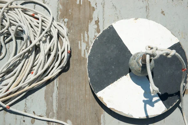 Ahşap Iskelede Ipi Olan Secchi Diski Şeffaflığı Ölçümü — Stok fotoğraf