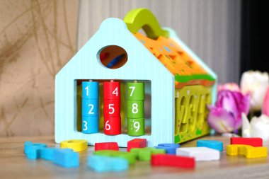 Oyun odasında renkli ahşap oyuncaklar                               