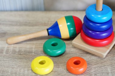 Oyun odasında renkli ahşap oyuncaklar                               