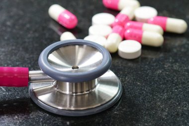 İlaç haplı steteskoplar.