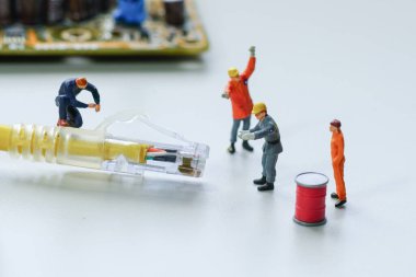 Teknisyenler kablo şebekesini onarmaya çalışıyorlar. Minyatür insanlar.                               