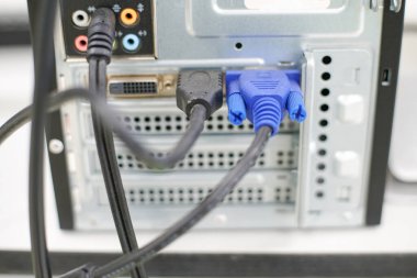 LCD monitörleri için HDMI ve VGA kablosu bilgisayara bağlanıyor                               