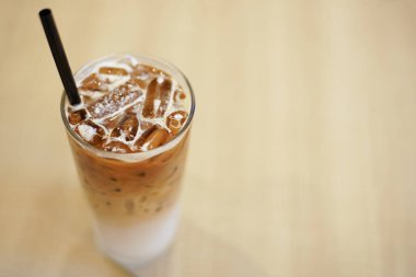 Ahşap masada buzlu kahve..                             