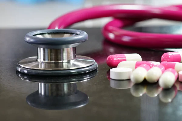 Stethoskope Mit Pillen Der Pharmazeutischen Medizin — Stockfoto