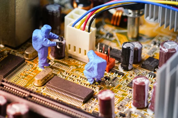 Τεχνικοί Επισκευάζουν Στον Κεντρικό Υπολογιστή Μικροσκοπικά Άτομα — Φωτογραφία Αρχείου