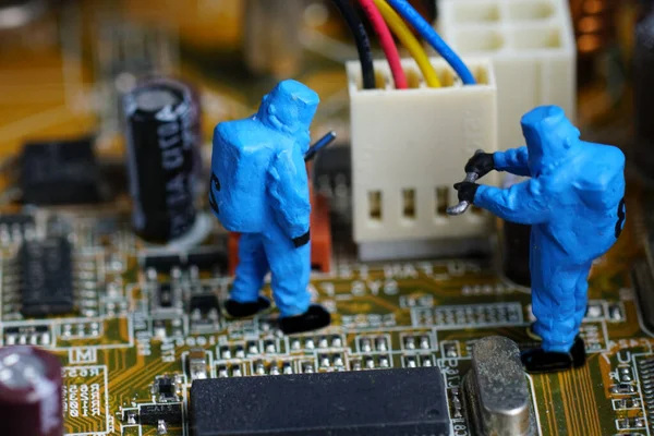 Técnicos Reparación Placa Base Computadora Personas Miniatura — Foto de Stock