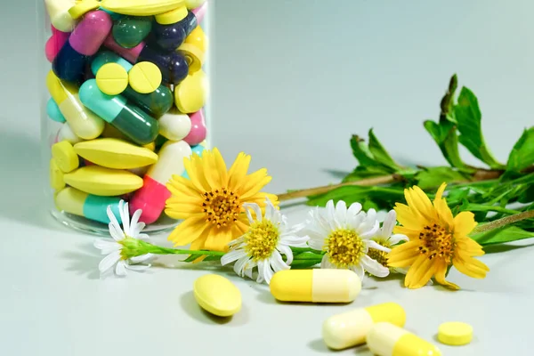 Medicina Pílulas Com Flor Amarela Branca — Fotografia de Stock