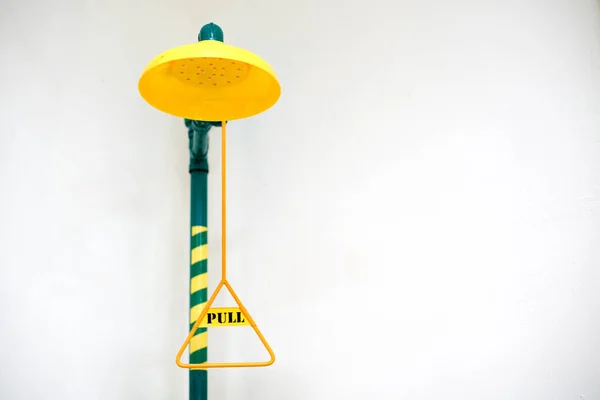 Laboratuvar odasında acil durum sağanağı                              