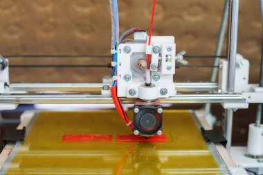Okul laboratuarında çalışırken elektronik üç boyutlu plastik yazıcı