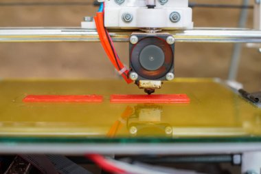 Okul laboratuarında çalışırken elektronik üç boyutlu plastik yazıcı