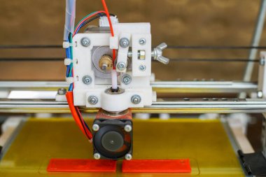 Okul laboratuarında çalışırken elektronik üç boyutlu plastik yazıcı