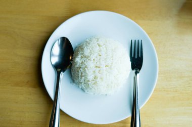 Buharda pilavı ahşap masada beyaz bir diskte pişirdim.