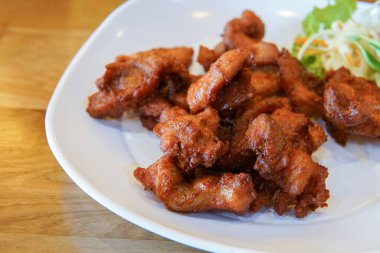 Lezzetli bitkilerle kızartılmış domuz eti.