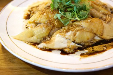 Pirinçle yemek için haşlanmış tavuk..