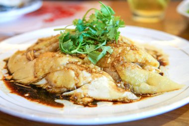 Pirinçle yemek için haşlanmış tavuk..