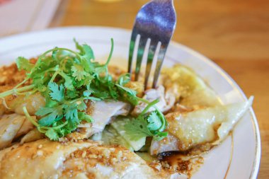 Pirinçle yemek için haşlanmış tavuk..