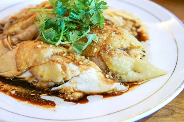 Pirinçle yemek için haşlanmış tavuk..