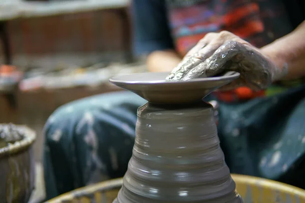 Potter Lavoro Uomo Vasaio Fare Pentola Ceramica Sulla Ruota Ceramica — Foto Stock