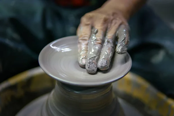 仕事中のポッター 陶器製の車輪の上にセラミックポットを作る男の陶芸家 — ストック写真