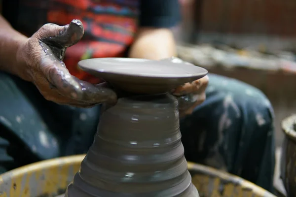 波特在工作 陶工在陶瓷轮上做陶瓷壶 — 图库照片