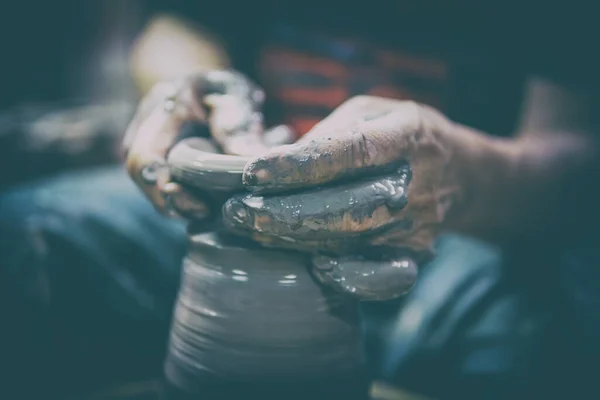 Potter Trabajo Hombre Alfarero Haciendo Olla Cerámica Rueda Cerámica — Foto de Stock