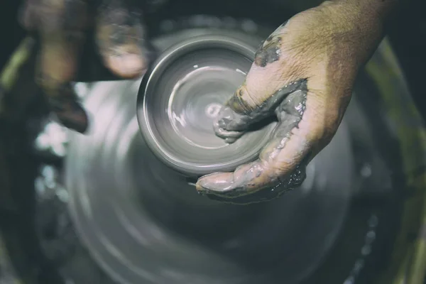 Potter Lavoro Uomo Vasaio Fare Pentola Ceramica Sulla Ruota Ceramica — Foto Stock