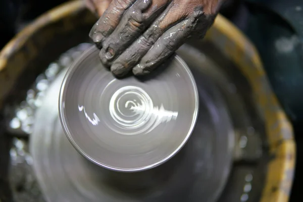 Potter Travail Potier Homme Faisant Pot Céramique Sur Roue Poterie — Photo